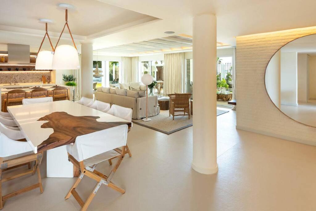 Villa Beachfront La Luisa, Golden Mile,