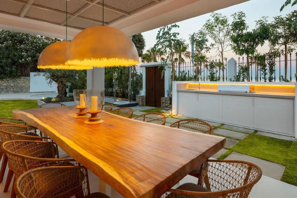 Villa Beachfront La Luisa, Golden Mile,