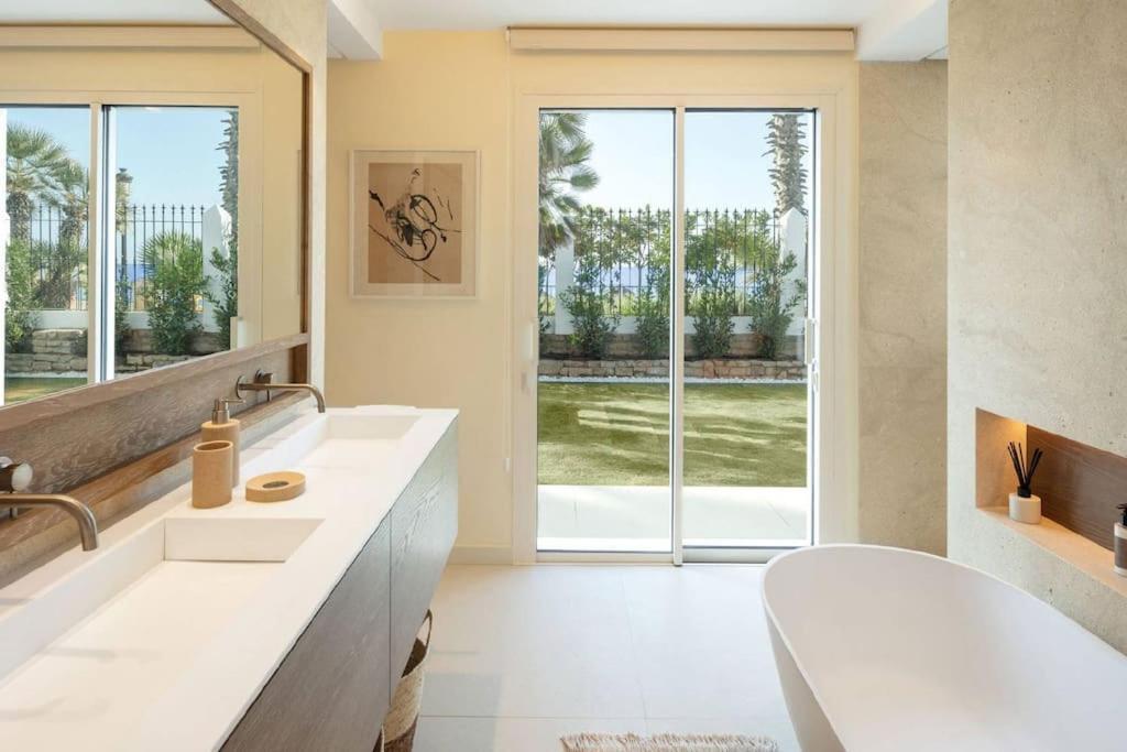 Villa Beachfront La Luisa, Golden Mile, *
